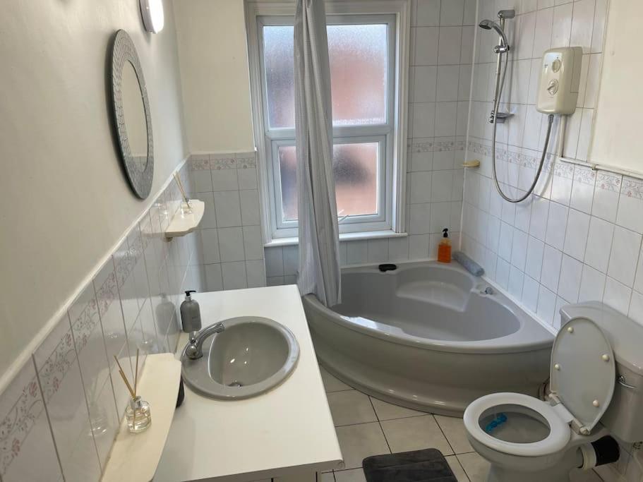3 Bedrooms Comfortable Home With Jacuzzi Hot Tub Sleeps 10 Leicester Zewnętrze zdjęcie