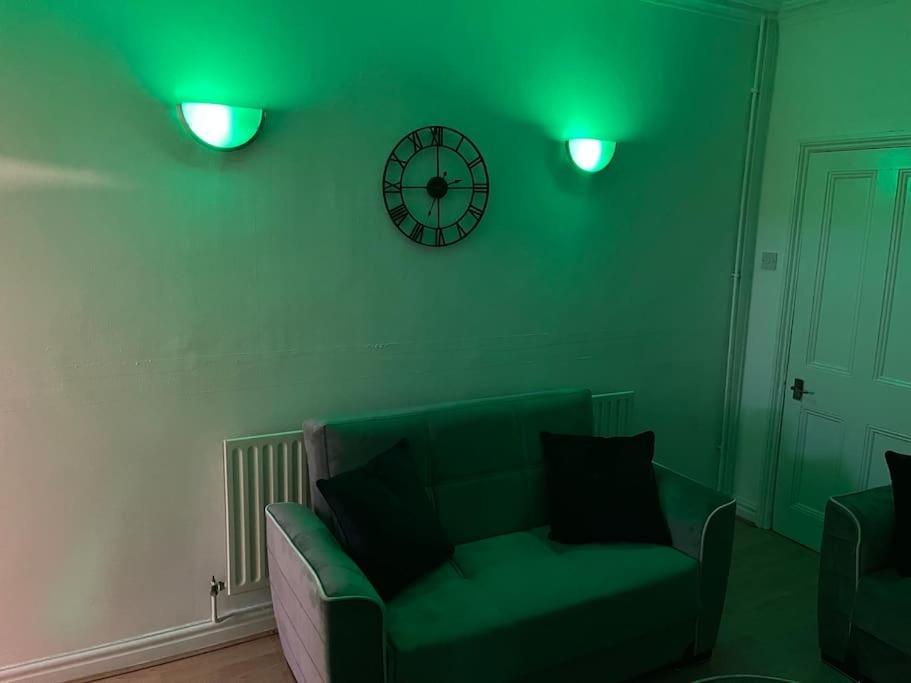 3 Bedrooms Comfortable Home With Jacuzzi Hot Tub Sleeps 10 Leicester Zewnętrze zdjęcie