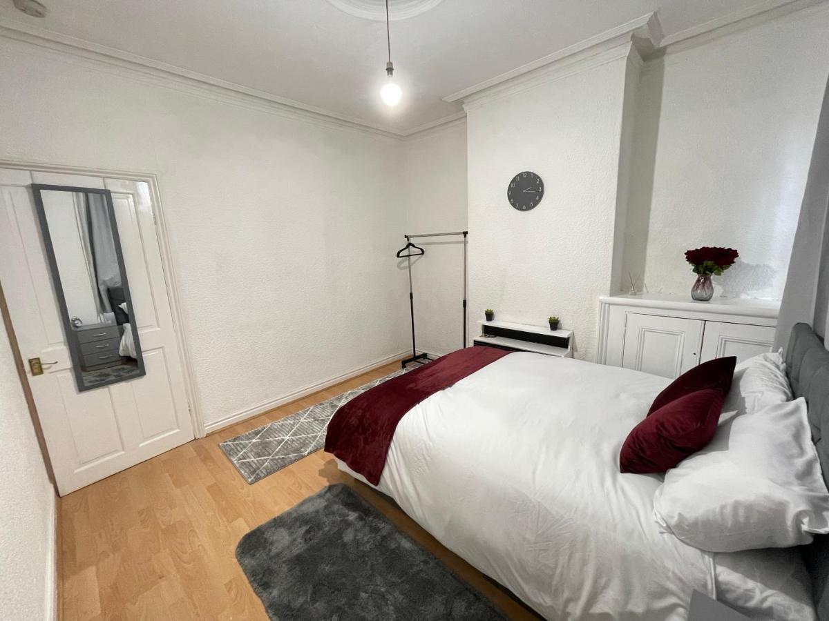3 Bedrooms Comfortable Home With Jacuzzi Hot Tub Sleeps 10 Leicester Zewnętrze zdjęcie