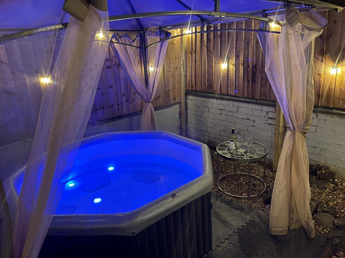 3 Bedrooms Comfortable Home With Jacuzzi Hot Tub Sleeps 10 Leicester Zewnętrze zdjęcie